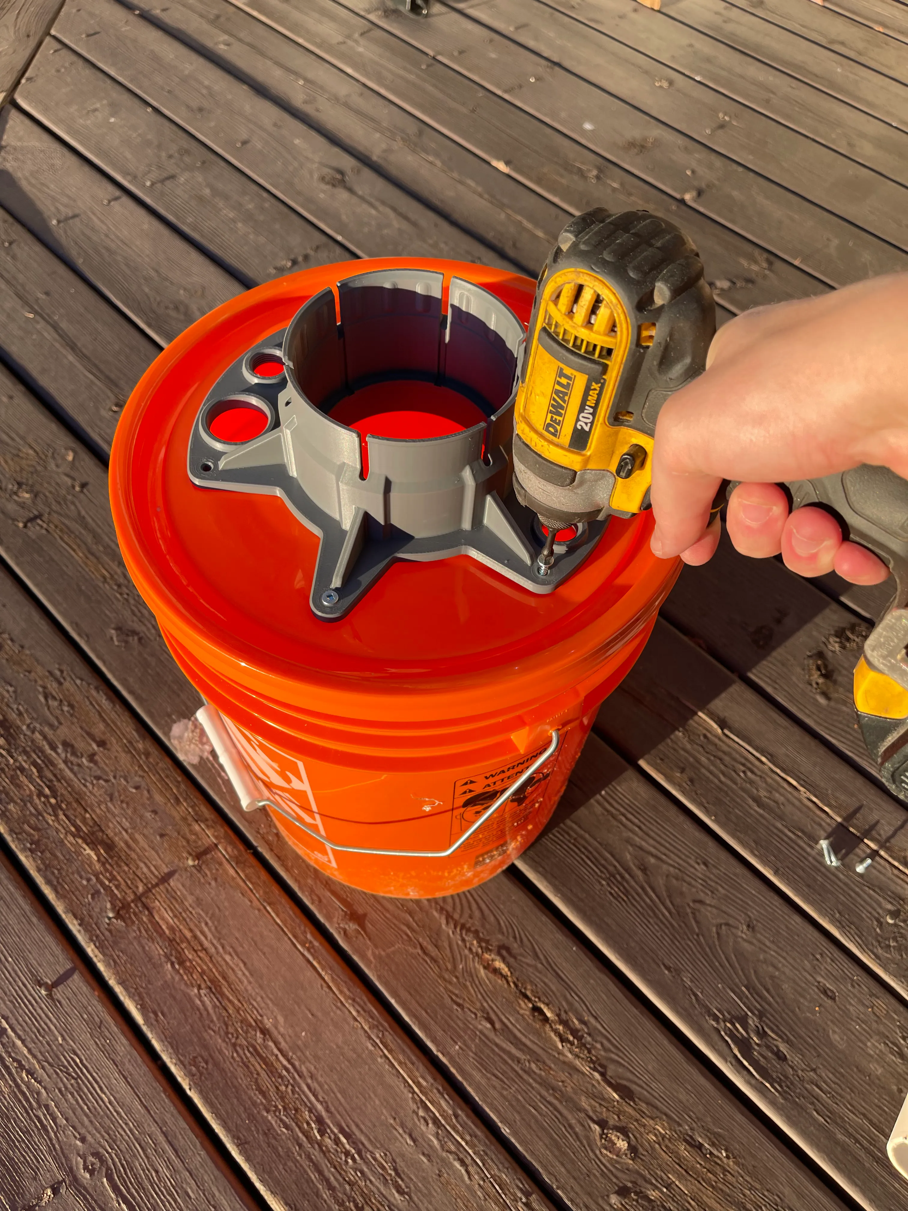 Screwing Hydrosnap Base to nutrient reservoir lid